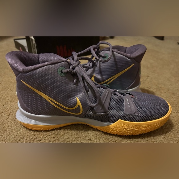 7Y Basketball Shoes - Picture 5 of 8